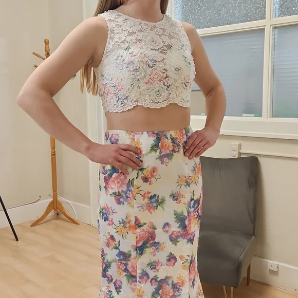 Size 4 to 6 (tag 6) two piece prom dress NWT white/floral design trumpet skirt - Picture 10 of 12